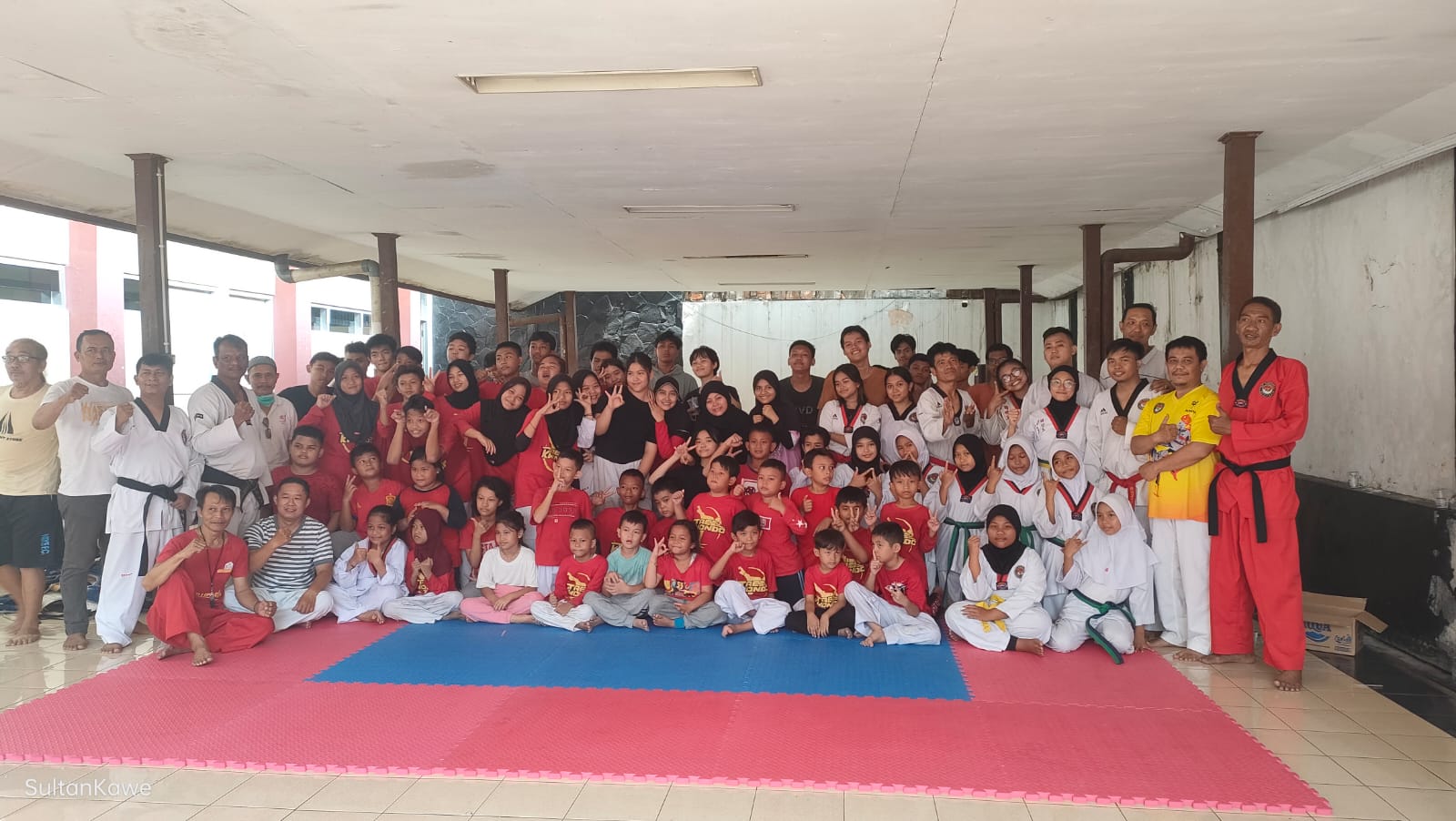 Ekstra Kurikuler Taekwondo Serahkan Piagam Penghargaan Juara 1 Lomba Kompetisi Penulisan Artikel  TAEKWONDO SMK BINA KARYA