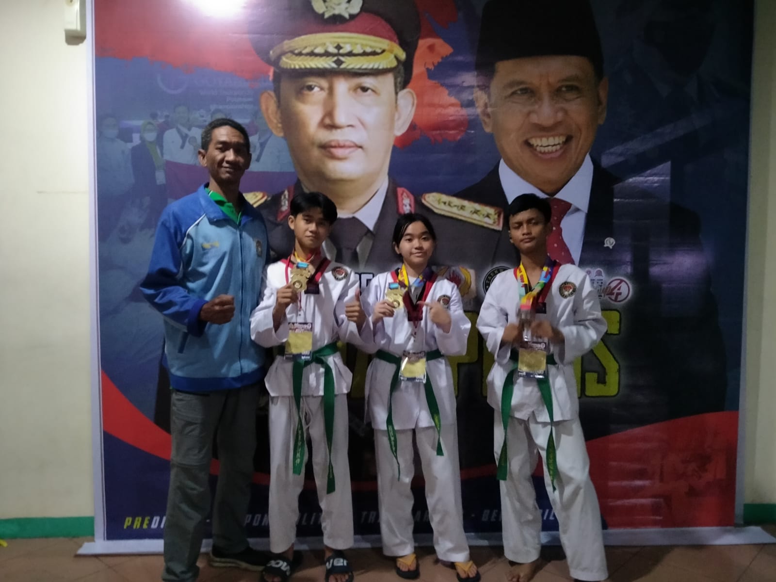 Ekstra Kurikuler Taekwondo Serahkan Piagam Penghargaan Juara 1 Lomba Kompetisi Penulisan Artikel  TAEKWONDO SMK BINA KARYA