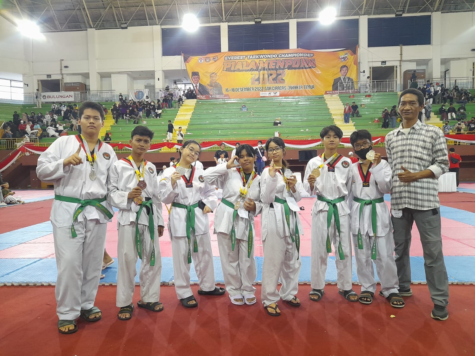 Ekstra Kurikuler Taekwondo Serahkan Piagam Penghargaan Juara 1 Lomba Kompetisi Penulisan Artikel  TAEKWONDO SMK BINA KARYA