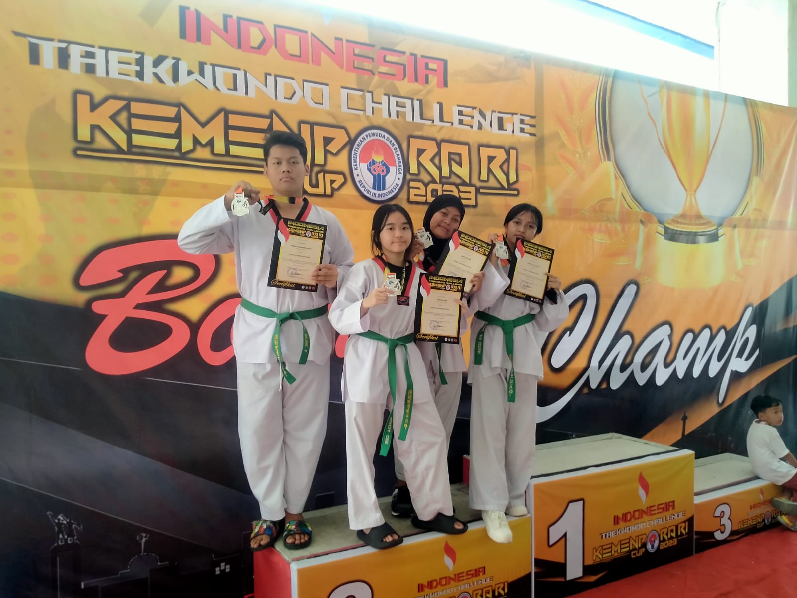 Ekstra Kurikuler Taekwondo Serahkan Piagam Penghargaan Juara 1 Lomba Kompetisi Penulisan Artikel  TAEKWONDO SMK BINA KARYA