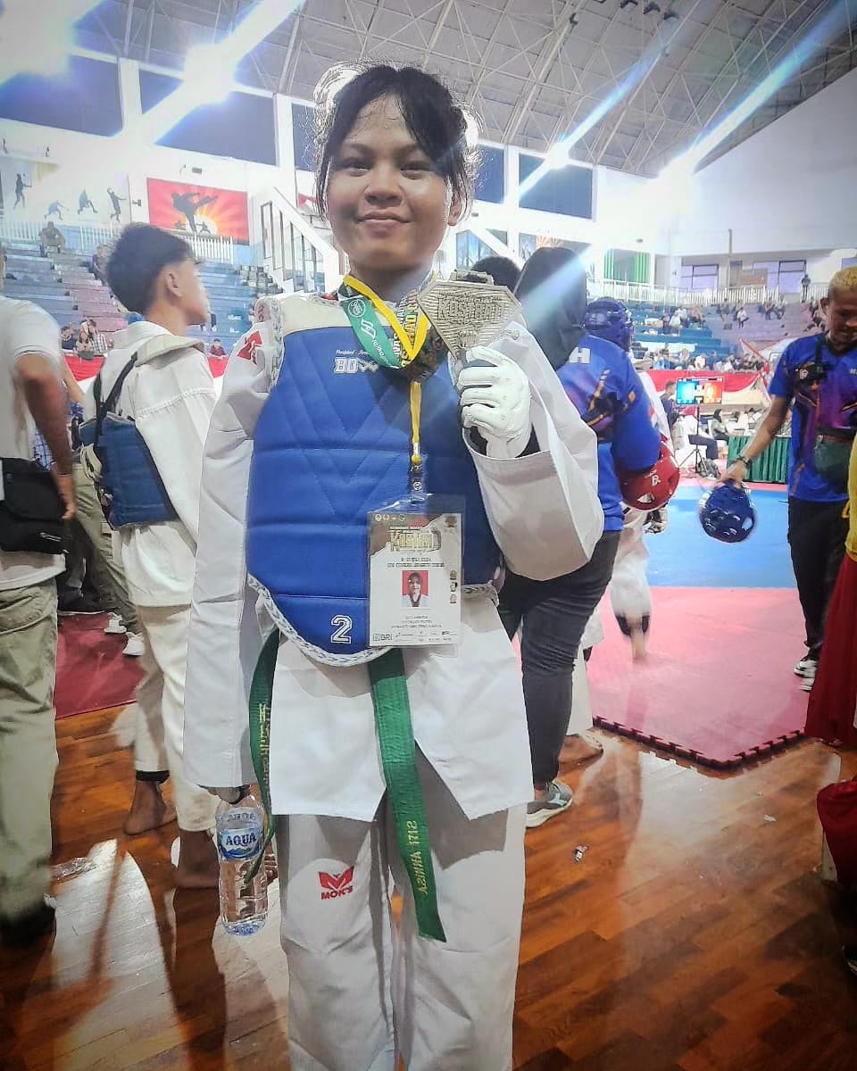 Ekstra Kurikuler Taekwondo Serahkan Piagam Penghargaan Juara 1 Lomba Kompetisi Penulisan Artikel  TAEKWONDO SMK BINA KARYA