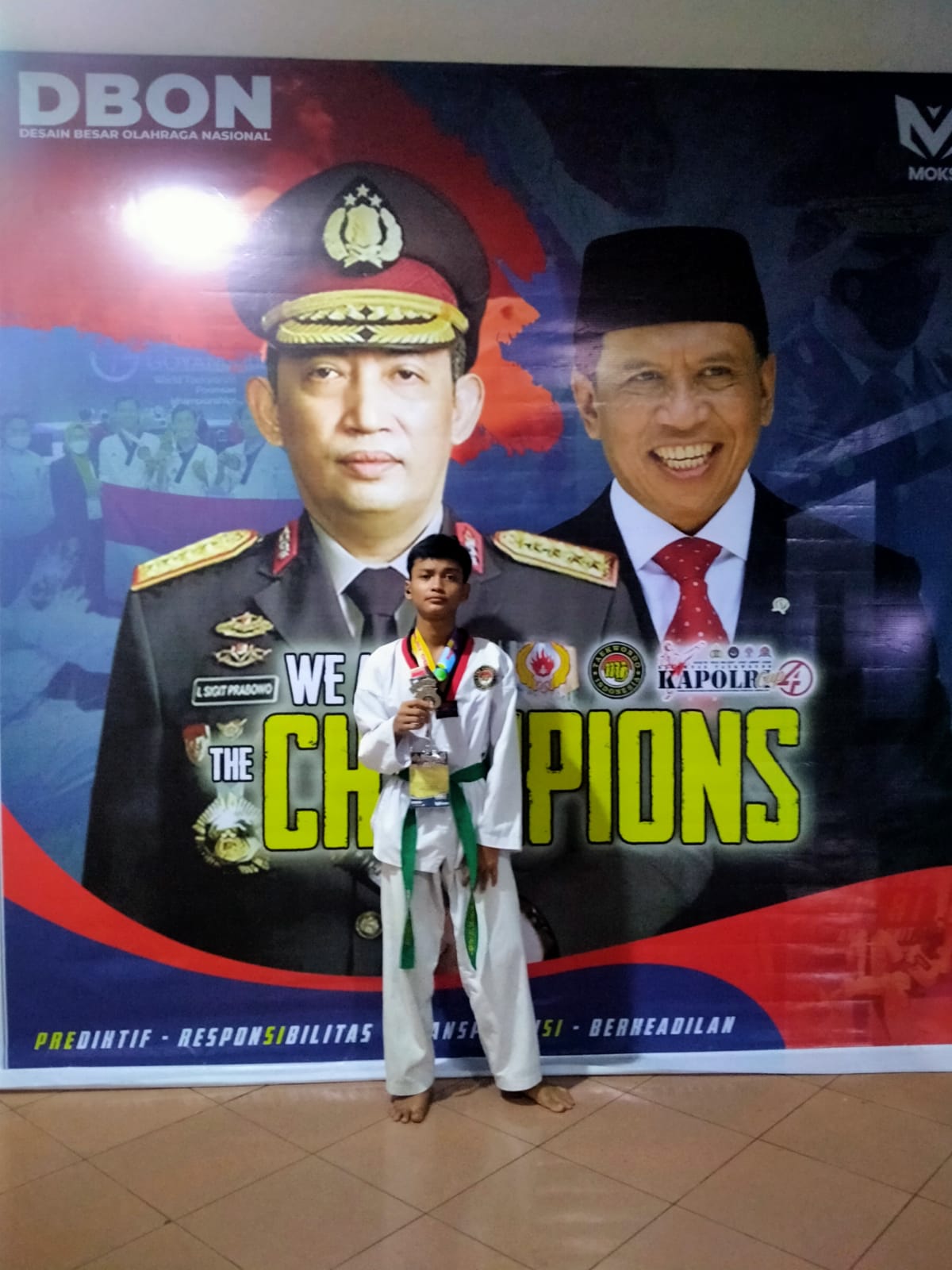 Ekstra Kurikuler Taekwondo Serahkan Piagam Penghargaan Juara 1 Lomba Kompetisi Penulisan Artikel  TAEKWONDO SMK BINA KARYA