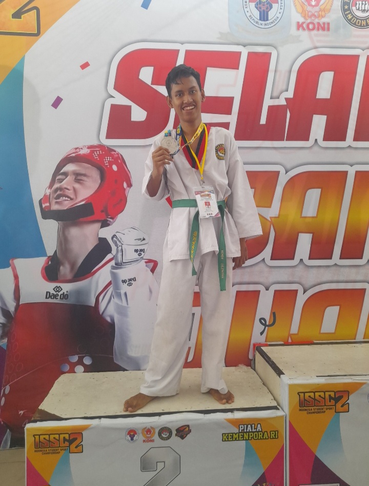 Ekstra Kurikuler Taekwondo Serahkan Piagam Penghargaan Juara 1 Lomba Kompetisi Penulisan Artikel  TAEKWONDO SMK BINA KARYA