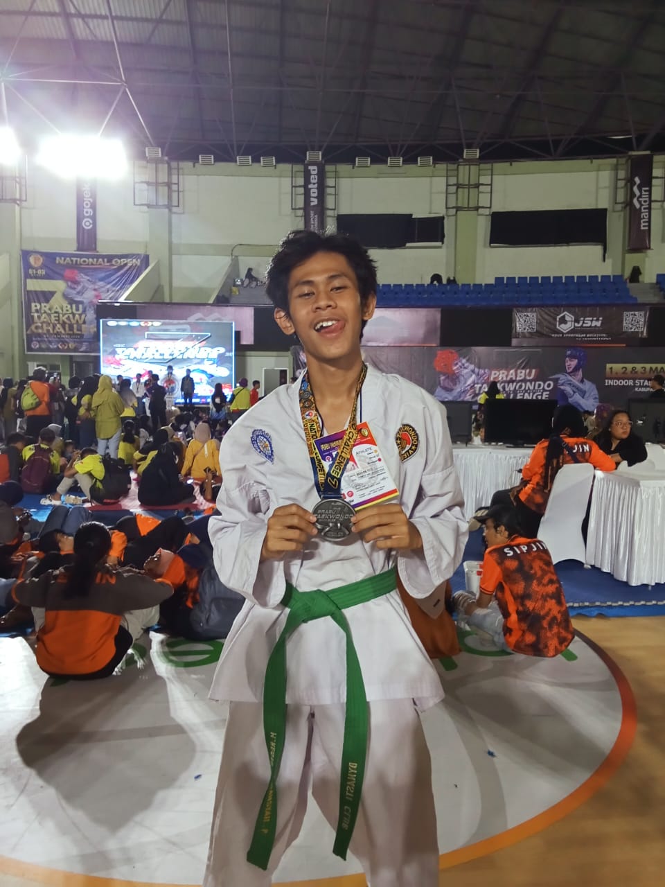 Ekstra Kurikuler Taekwondo Serahkan Piagam Penghargaan Juara 1 Lomba Kompetisi Penulisan Artikel  TAEKWONDO SMK BINA KARYA