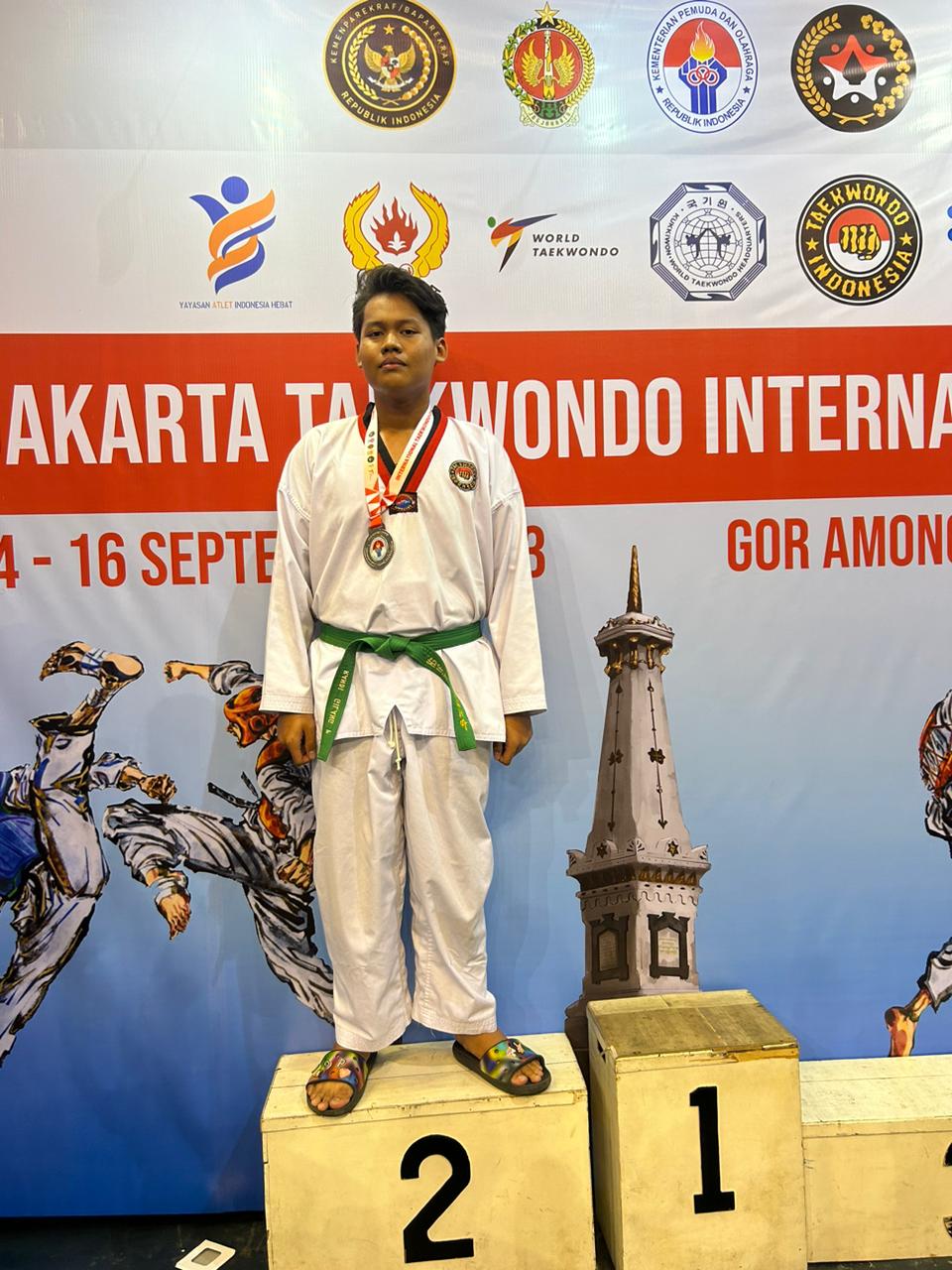 Ekstra Kurikuler Taekwondo Serahkan Piagam Penghargaan Juara 1 Lomba Kompetisi Penulisan Artikel  TAEKWONDO SMK BINA KARYA